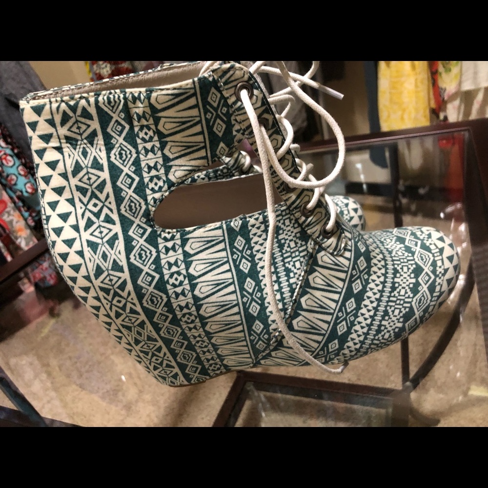 Shoes - Picture 2 of 8